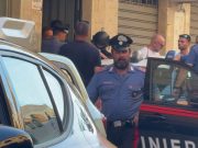 Omicidio a Palermo, l’uomo barricato si arrende e viene arrestato: le immagini