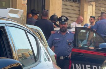 Omicidio a Palermo, l’uomo barricato si arrende e viene arrestato: le immagini