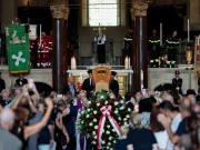 Don Mazzi, a Milano l’addio tra applausi e commozione