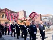 Una marea rossonera per Baresi, a Milano l’ultimo saluto al “Piscinin”