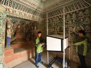 Cina, restauratori al lavoro per preservare le grotte di Mogao