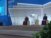 Papa al Meeting “Prima di confini e istituzioni ci sono sempre le persone”