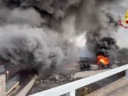 Vasto incendio in un deposito del Catanese, le immagini