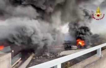 Vasto incendio in un deposito del Catanese, le immagini