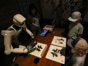 Biennale di Venezia, al padiglione cinese gli ideogrammi li scrive un robot