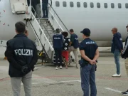 Contrasto all’immigrazione clandestina, espulsi 19 cittadini egiziani / Video