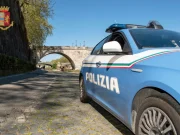 Si libera del braccialetto e incendia negozio ex compagna, arrestato a Roma