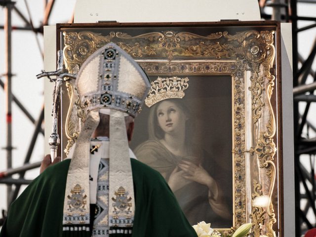Papa prega danvanti all'immagine miracolosa della Madonna al porto di Rimini (foto di Giacomo Bellavista)