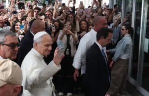 Papa Leone XIV rientrato in Vaticano dopo le dimissioni dal Gemelli
