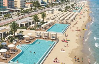 Piscine in spiaggia, il lusso di sprecare acqua