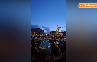 Cortei, tensioni tra forze di polizia e manifestanti a Firenze